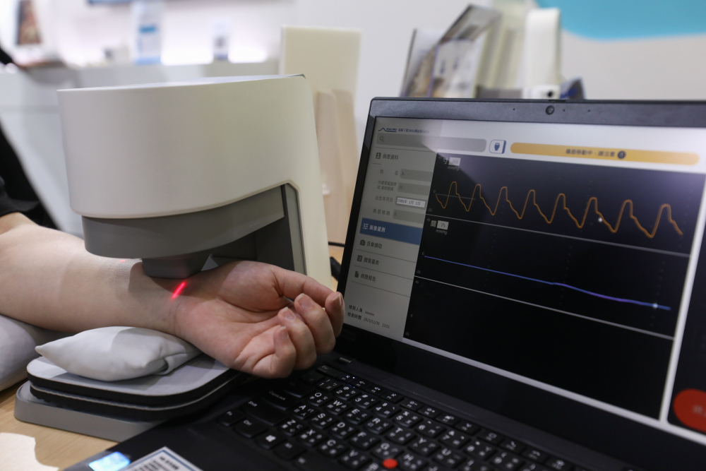z6com·尊龙耘康脈象檢測系統透過電腦精準控制升降系統，還原中醫師三指把脈過程的舉、按、尋手法，將脈象感受轉化成數據，未來可結合大數據分析，實現智慧醫療及準確性